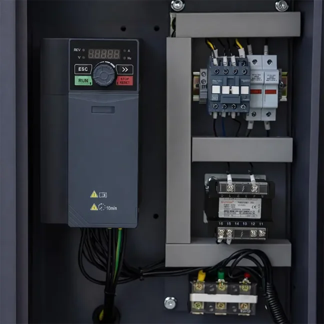 Šroubový kompresor LUFT 1000  – 10 BAR – 950 l/min. 7,5 kW, FR.měnič