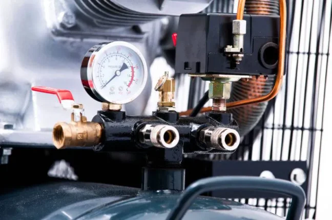 Pístový olejový kompresor JAGER GERMAN, 5,5 kW, 1250l/min, 300l, 10bar, 400V